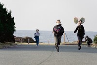 右から月ノウサギ（GANG PARADE）、MAHO EMPiRE（EMPiRE）、リンリン（BiSH）。