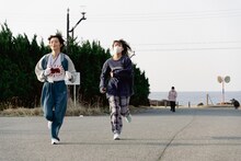 左からリンリン（BiSH）、アイナスター（WAgg）。