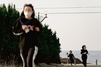 手前からハシヤスメ・アツコ（BiSH）、アユナC。