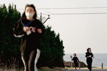 手前からハシヤスメ・アツコ（BiSH）、アユナC。