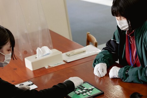 ドーウシロ・ユリ、ヒメカ・ナウカナ?によるリバーシ対決の様子。