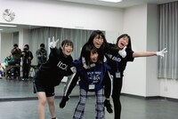 左から時計回りにドーウシロ・ユリ、ハシヤスメ・アツコ（BiSH）、ナ後、アイナスター（WAgg）。