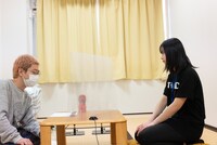 左から渡辺淳之介（WACK代表）、ナ後。