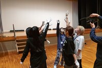 現役メンバーがエンジンを組む様子。