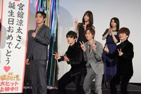 映画「おそ松さん」の公開記念舞台挨拶の様子。