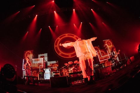 「THE ORAL CIGARETTES Hall Tour 2022『SUCK MY WORLD』」3月24日公演の様子。（撮影：ハタサトシ）