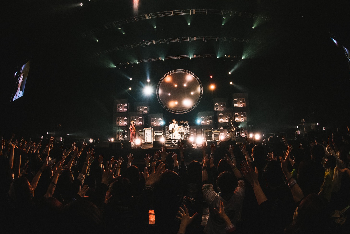 「THE ORAL CIGARETTES Hall Tour 2022『SUCK MY WORLD』」3月24日公演の様子。（撮影：ハタサトシ）