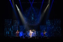 「THE ORAL CIGARETTES Hall Tour 2022『SUCK MY WORLD』」3月24日公演の様子。（撮影：ハタサトシ）