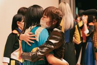 抱き合うアイナスター（WAgg）とユメカ・ナウカナ？（ASP）。