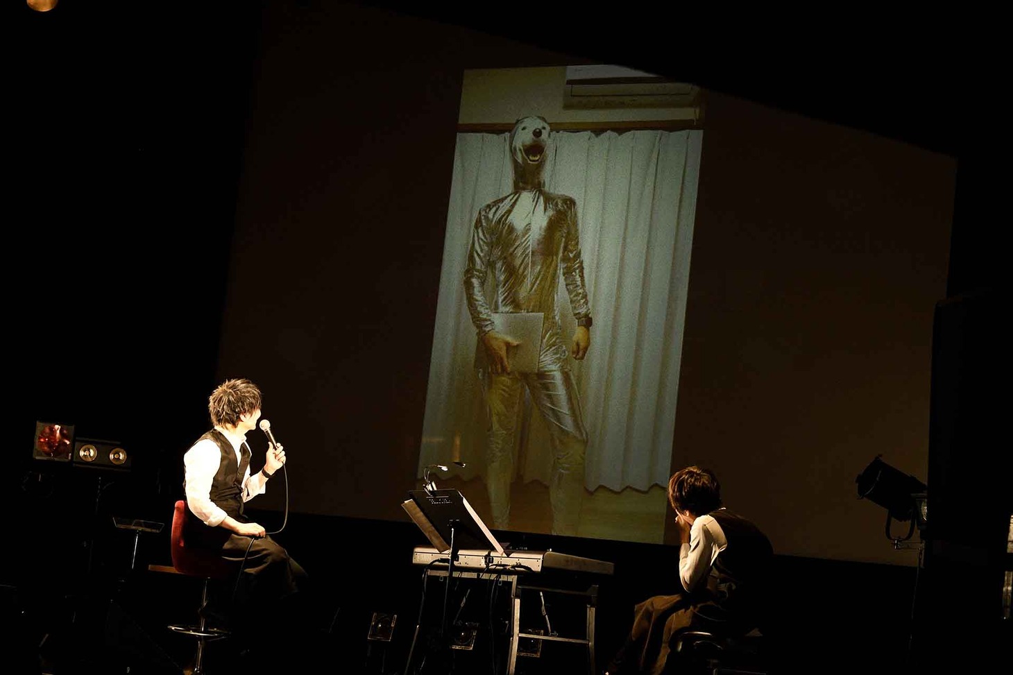un:c「カフェ・ド・ナナイロ ～un:cアコースティックライブ2022～」夜公演の様子。