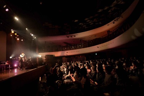 un:c「カフェ・ド・ナナイロ ～un:cアコースティックライブ2022～」夜公演の様子。