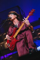 あきらかにあきら（B, Cho）（撮影：ハタサトシ）