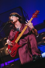 あきらかにあきら（B, Cho）（撮影：ハタサトシ）