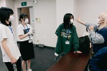 候補生をサポートするネオ・トゥリーズ（BiS）。