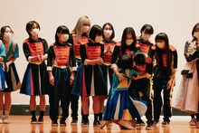 アイナスターを迎え入れるGANG PARADE。