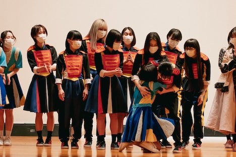 アイナスターを迎え入れるGANG PARADE。