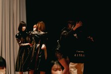 アユナCを迎え入れるASP。