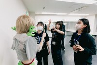 候補生をサポートするハナエモンスター（豆柴の大群）。