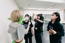 候補生をサポートするハナエモンスター（豆柴の大群）。