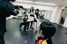 候補生をサポートする月ノウサギ（GANG PARADE）。