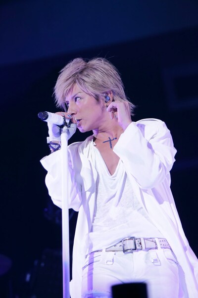 人気画像1位は「SOPHIAが9年ぶり復活！『また絶対会える』と約束した武道館で再始動ライブ」より、松岡充（Vo）。