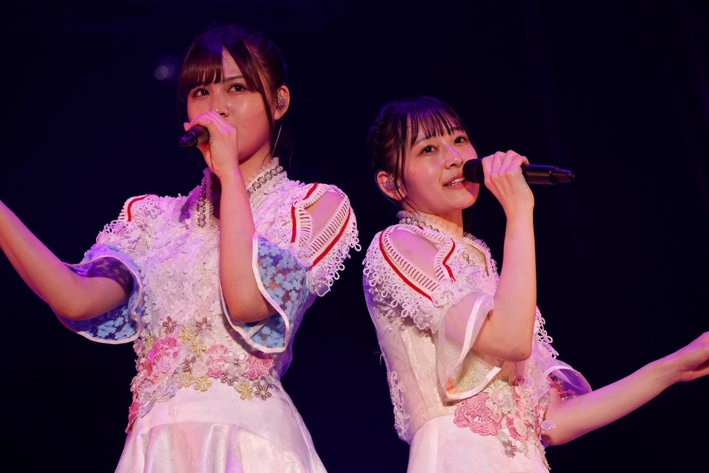 中村麗乃と向井葉月。(c)乃木坂46LLC