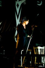 松岡充（Vo）（撮影：舞山秀一）