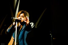 松岡充（Vo）（撮影：舞山秀一）