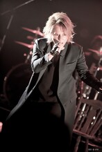 松岡充（Vo）（撮影：堀卓朗）