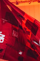 ステージで振られた旗。（撮影：taro mizutani）