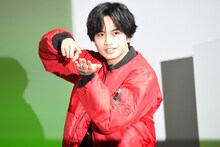 「モンスターストライク」の決めポーズを見せる中島健人（Sexy Zone）。