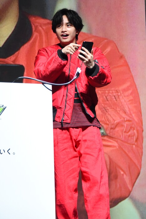 「モンスターストライク」プレイ中の中島健人(Sexy Zone)。