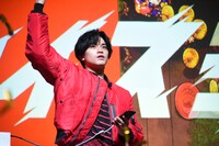 「モンスターストライク」の“ストライクショット”をキメ、ガッツポーズする中島健人（Sexy Zone）。