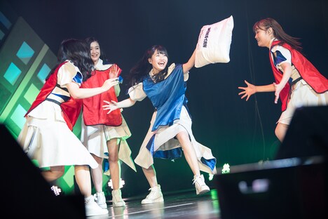 孤軍奮闘する吉瀬真珠（青）。