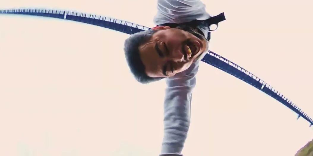 スグルスキル a.k.a. GuruConnect ＆ 鎮座DOPENESS「FLY」ミュージックビデオより、バンジージャンプ中の鎮座DOPENESS。