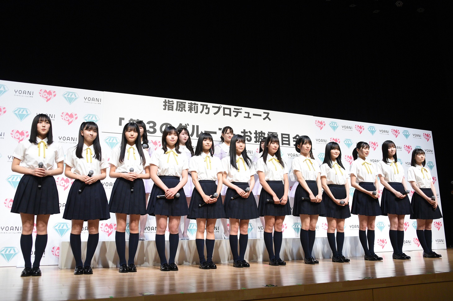 ステージに登場した新グループのメンバー。