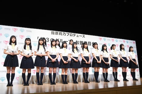 ステージに登場した新グループのメンバー。