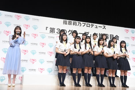 マスコミの囲み取材に応じる指原莉乃と≒JOYメンバー。