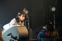 細かいパートのチェックをする近藤沙瑛子。