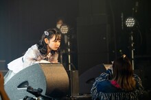 細かいパートのチェックをする近藤沙瑛子。