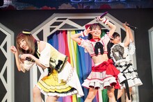 左から吉沢朱音、岸みゆ、小鳥遊るい。