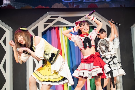 左から吉沢朱音、岸みゆ、小鳥遊るい。