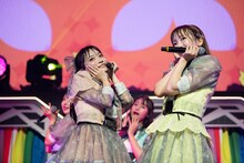 左から岸みゆ、吉沢朱音。