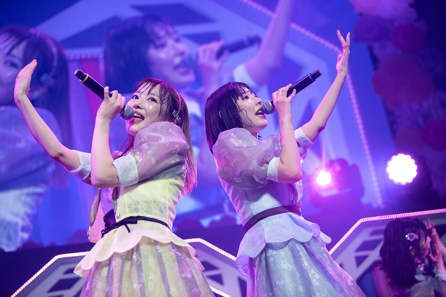 左から吉沢朱音、水湊みお。