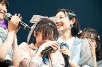 涙を流す岸みゆ。