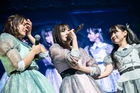 涙ながらに話す宇咲（中央）にそっと手を添える小鳥遊るい（右）ともらい泣きする池田メルダ（左）。