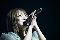 涙を流す吉沢朱音。