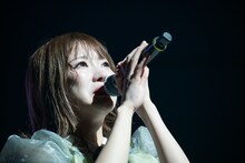 涙を流す吉沢朱音。