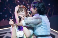 涙を流す吉沢朱音（左）を抱きしめる水湊みお（右）。