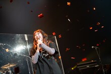 銀テープが夜公演ではオレンジだったことに気付きテンションが上がる柏木ひなた。